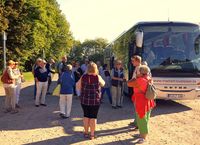 Gruppe mit Bus