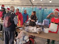 March&eacute; de Noel La Londe zeigt Grillstand