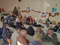 March&eacute; de Noel La Londe zeigt Besucher im Saal