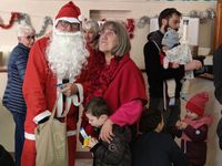 March&eacute; de Noel La Londe Nikolaus beschenkt die Kinder