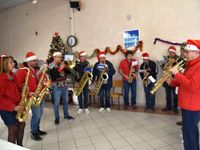 March&eacute; de Noel La Londe zeigt Streetband beim Musizieren im Saal